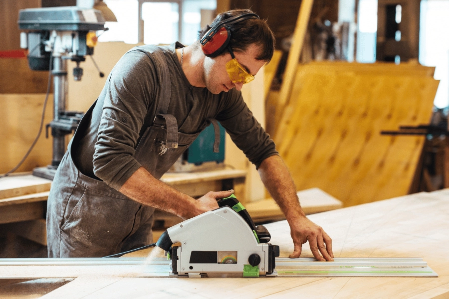 Joiner in a workshop